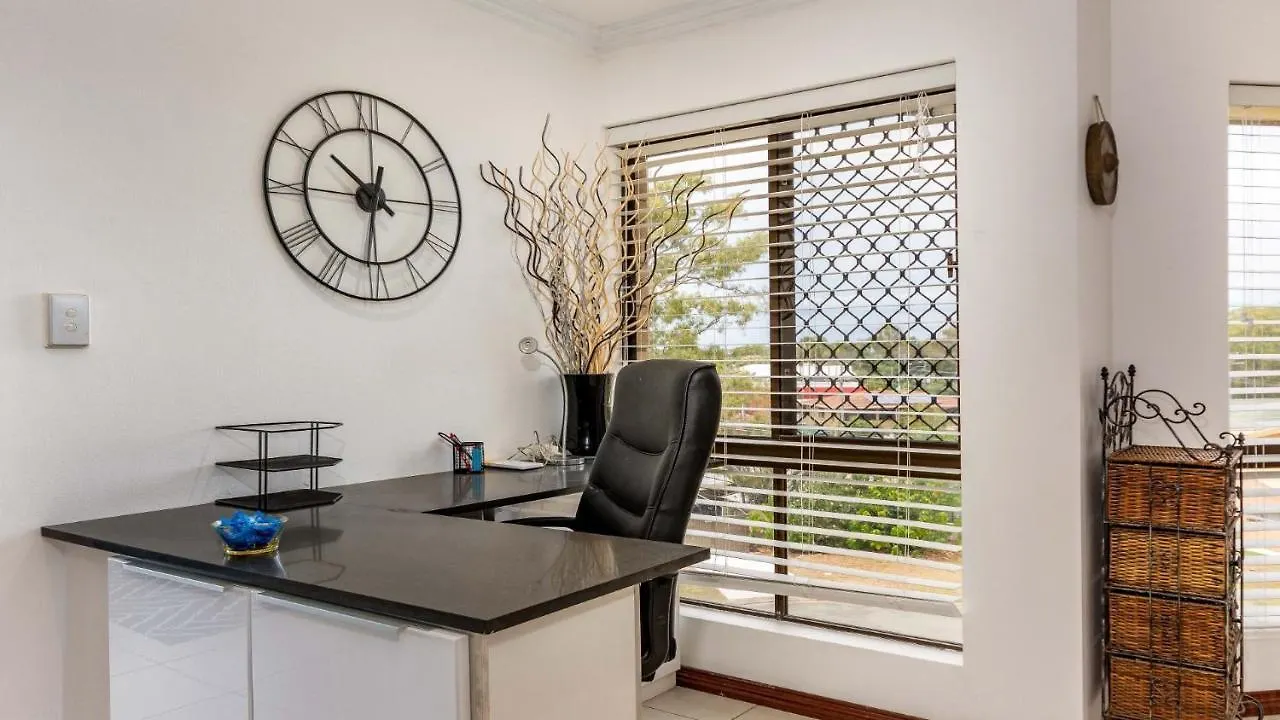 Hébergement de vacances Bribie Escape, Top Floor Unit With Waterviews Bellara Australie