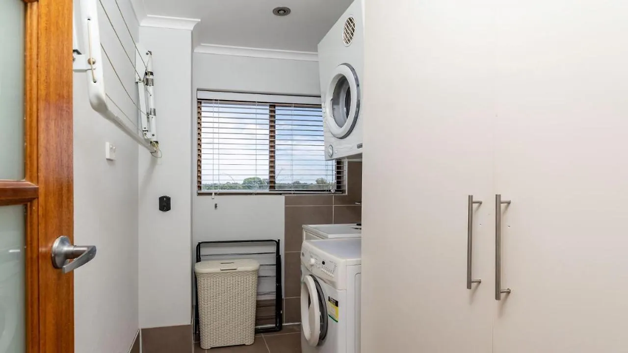 Bribie Escape, Top Floor Unit With Waterviews Bellara